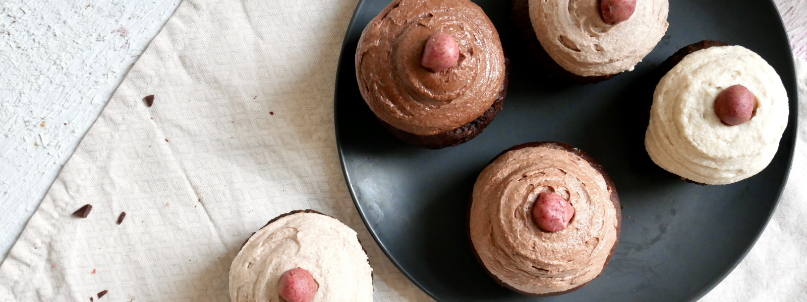 Vegane Schoko-Haselnuss-Cupcakes mit Cashewcreme zum Weltfrauentag