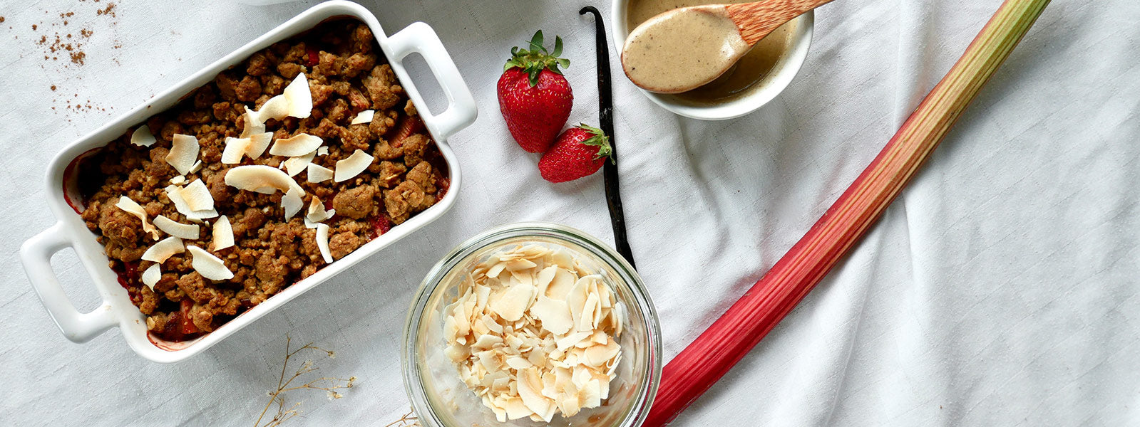 Rhabarber-Kokos-Crumble mit veganer Mandel-Vanillesauce