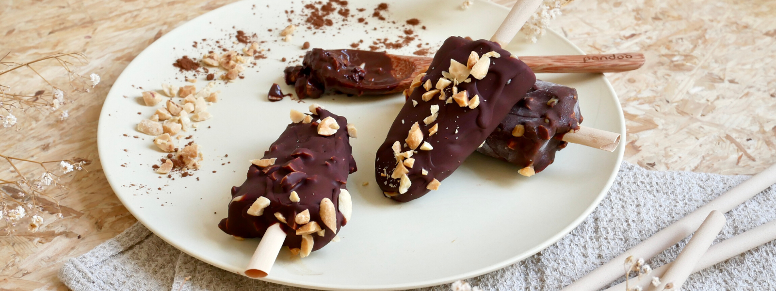 Rezept für cremiges, veganes Vanille-Karamell Eis mit Schokolade und Erdnüssen
